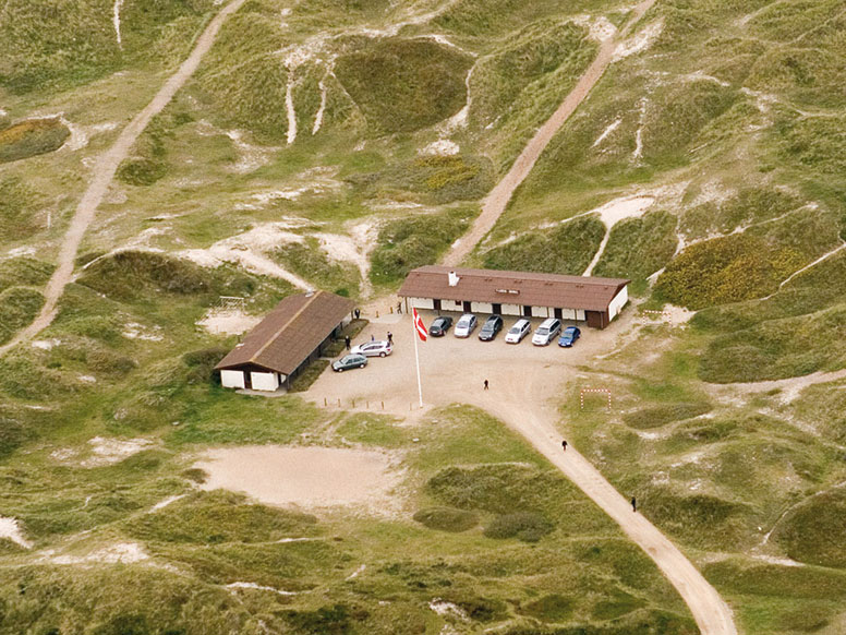 Das Gruppenhaus Vejers Strand aus der Vogelperspektive - inmitten von Dünen