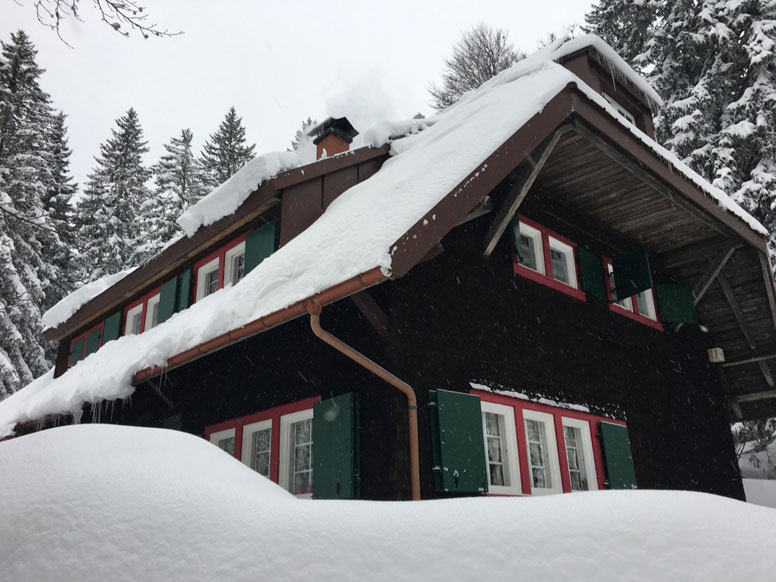 Rustikal, moderne Hütte mit Kamin am Feldberg im Winter