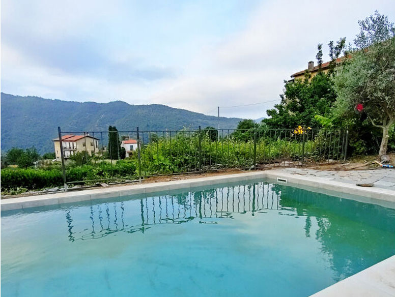 Ligurisches Ferienhaus mit Pool und Kamin