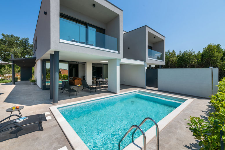 Luxus-Design-Ferienhaus mit Pool nur 1 km Sandstrand