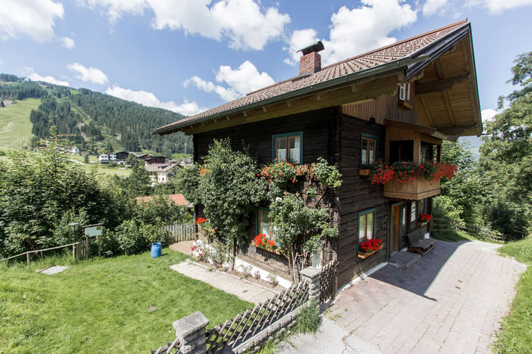 Ferienhaus in Flachau mit Wellnessangeboten und Freibad im Sommer