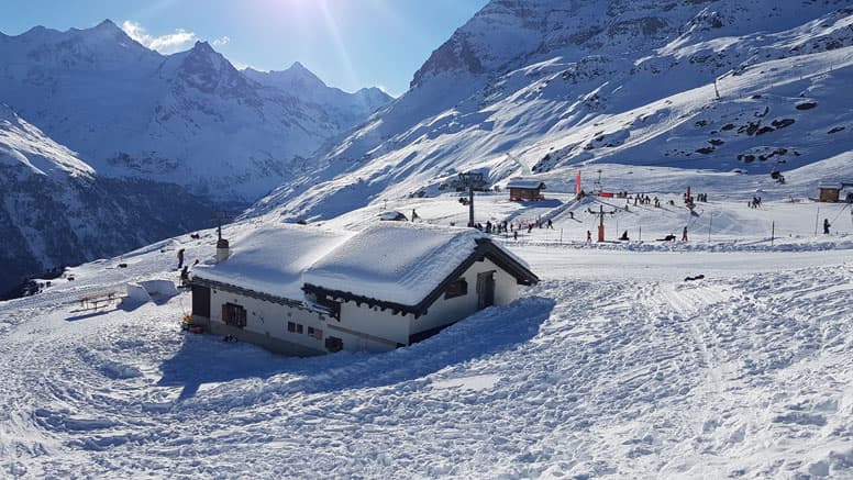 Skihütte Zinal direkt auf der Skipiste - trotz der hochalpinen Lage auf für Anfänger geeignet (Anfängerpiste gleich vor der Hüttentüre)