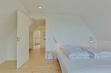 Schlafzimmer 2 im DG - Doppelbett mit Balkon und Meerblick