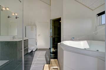 1. Badezimmer mit Whirlpool und Sauna