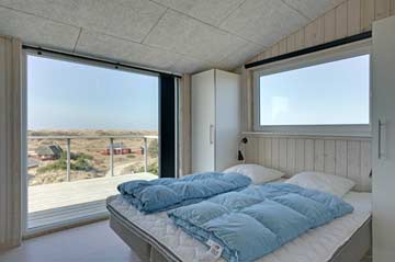 Schlafzimmer 2 im OG - Doppelbett mit Balkonzugang