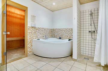 großes Badezimmer mit Sauna und Whirlpool