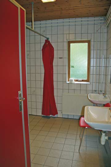 Sanitärraum Damen mit 2 Duschbrausen, 2 Waschbecken und 2 WC