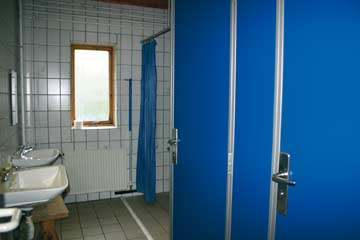 Sanitärraum Herren mit 2 Duschbrausen, 2 Waschbecken und 2 WC