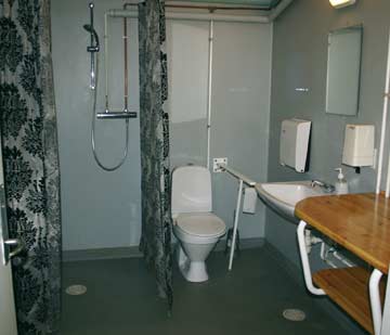 Behindertengerechte Dusche und WC