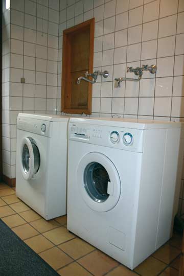 Waschmaschine und -trockner im EG