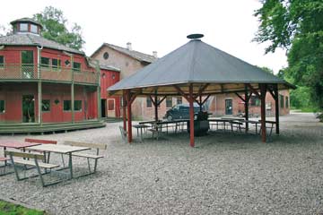 überdachter Grillplatz (im Hintergrund: Gruppenhaus DKJÜ/V/16a)