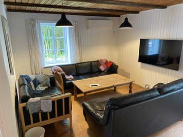 Kleines Wohnzimmer mit TV und Sofas