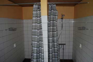 Duschen im Sanitärraum