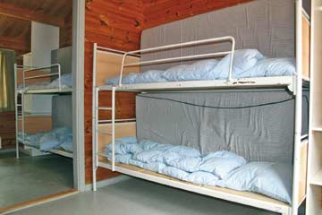Schlafhaus: Durchgangszimmer mit Etagenbett zu 4-Bett-Zimmer (hinten)