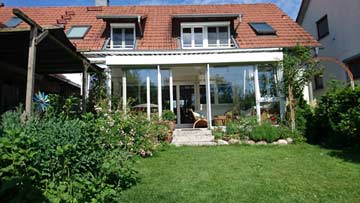 Ferienhaus mit Kachelofen und Garten in Seenähe am Oberrhein