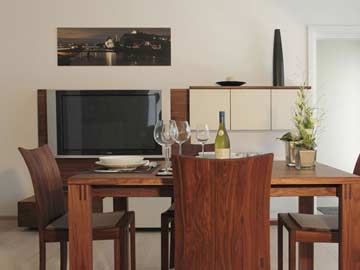 Wohn- und Speisezimmer mit Esstisch und TV