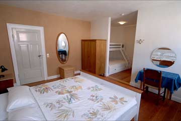 Schlafzimmer mit Durchgang vom Doppelbett zum Etagenbett