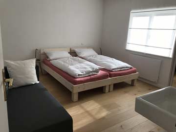 Schlafzimmer mit Einzelbetten und Schlafsofa