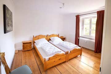 Schlafzimmer mit zwei Einzelbetten nebeneinander