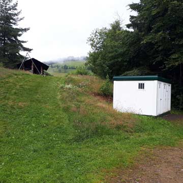 Sanitärhaus auf der nahen Zeltwiese