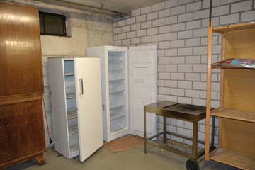 Abstellraum im UG mit TK-Schrank und Getränkekühlschrank