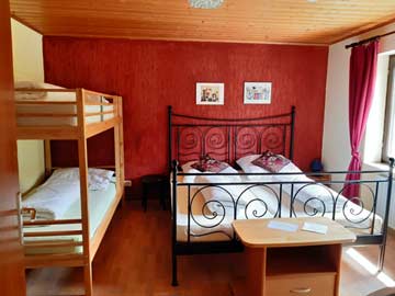 4-Bett-Zimmer mit Doppel- und Etagenbett mit Duschkabine im Zimmer