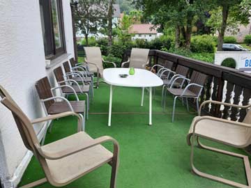 Möblierte Terrasse am Haus