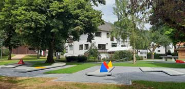 Minigolfplatz hinter dem Haus