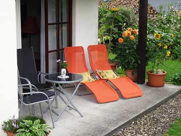 Möblierte Terrasse mit Liegestühlen