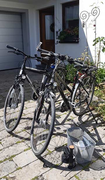 Zwei Fahrräder stehen zur Verfügung