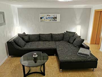 Großes Sofa im Wohnzimmer