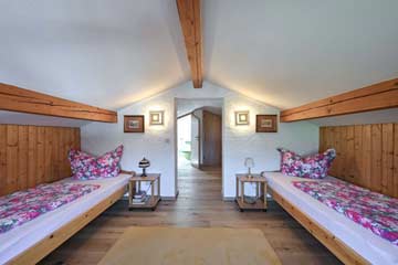 Schlafzimmer mit Einzelbetten (niedrige Deckenhöhe)