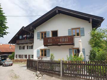 Urig-modernes Ferienhaus mit Bergblick im Blauen Land