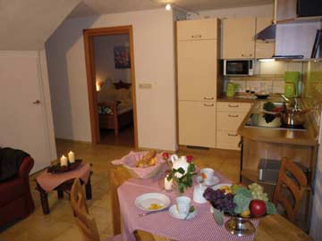 Wohnbereich der Ferienwohnung EG mit Blick zur Küche und dem Schlafzimmer