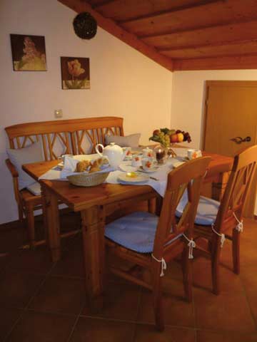 Wohnbereich der Ferienwohnung DG (bei einer Belegung mit 10 Personen wird ein größerer Tisch aufgestellt)