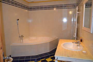 großes Badezimmer im DG mit Eckbadewanne, Dusche und Bidet