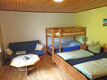 4-Bett-Zimmer mit Doppelbett und Etagenbett