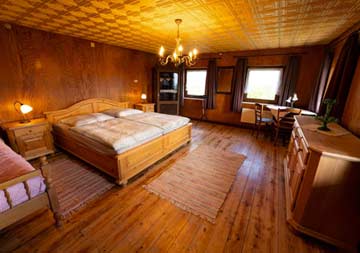 3-Bett-Zimmer mit Doppelbett und Einzelbett