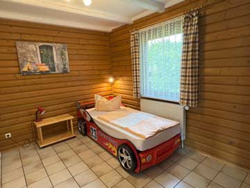 Schlafzimmer mit kleinem Einzelbett und Etagenbett im OG