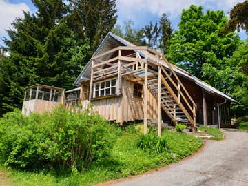 Urige Ferienhütte im Bayerischen Wald mit Hotpot und Kamin