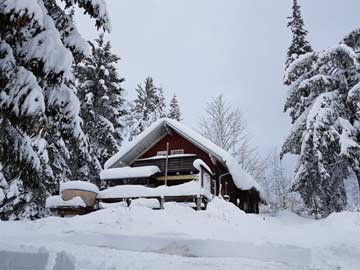 Urige Ferienhütte im Bayerischen Wald mit Hotpot und Kamin im Winter