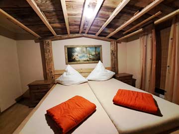 3-Bett-Zimmer mit Doppelbett und Schlafkoje