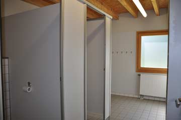 einer der beiden Sanitärräume mit Dusche und 2 WC