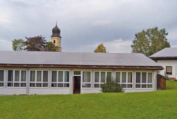 Hinteransicht des Hauses mit dem Kirchturm