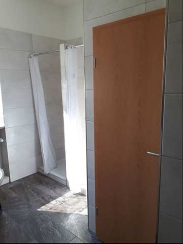 Renoviertes Badezimmer mit zwei Duschen und WC