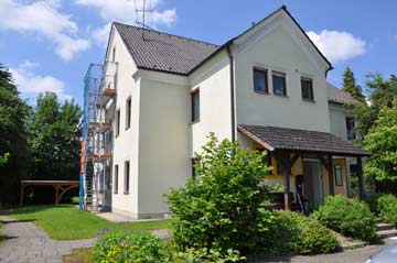 Gruppenhaus Krumbach - links kein Gerüst, sondern die vorgeschriebene Feuerschutztreppe
