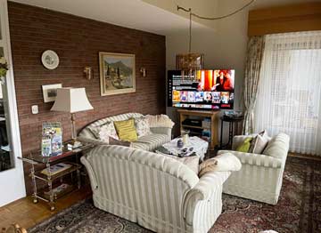 Wohnzimmer mit Sofas und TV