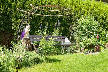 Sitzbank im Garten