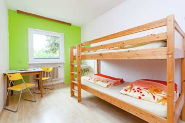 Schlafzimmer größtenteils mit Etagenbetten