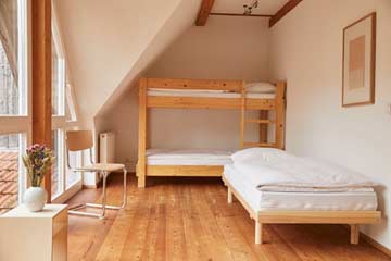 Schlafzimmer mit Einzelbett und Etagenbett
